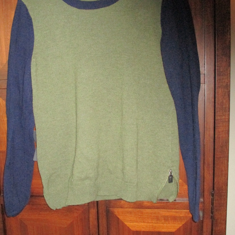 Women's Sweater Green/ Navy Sleeves